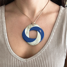 Cargar imagen en el visor de la galería, Collar circular asta esmaltada
