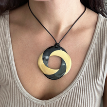 Cargar imagen en el visor de la galería, Collar circular asta esmaltada
