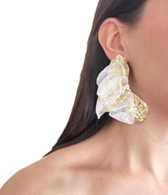 Cargar imagen en el visor de la galería, Caravanas hojas de tela y dorado
