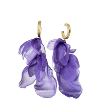 Cargar imagen en el visor de la galería, Argollas con pétalos de tela
