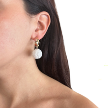 Cargar imagen en el visor de la galería, Caravanas argolla con esfera de cristal
