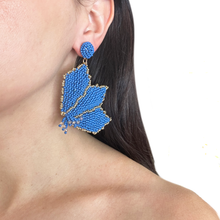 Cargar imagen en el visor de la galería, Caravanas flores tramadas
