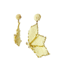 Cargar imagen en el visor de la galería, Caravanas flores tramadas
