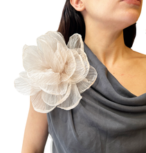 Cargar imagen en el visor de la galería, Broche maxi flor de organza
