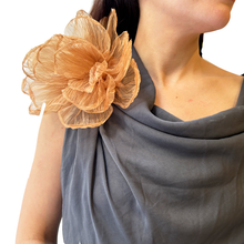 Cargar imagen en el visor de la galería, Broche maxi flor de organza
