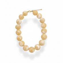 Cargar imagen en el visor de la galería, collar corto  beige de resina 
