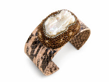 Cargar imagen en el visor de la galería, Pulsera piel y perla barroca

