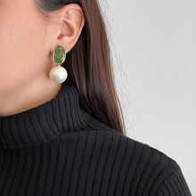 Cargar imagen en el visor de la galería, Caravanas verde con perla
