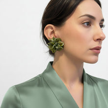 Cargar imagen en el visor de la galería, Caravanas pétalos verde
