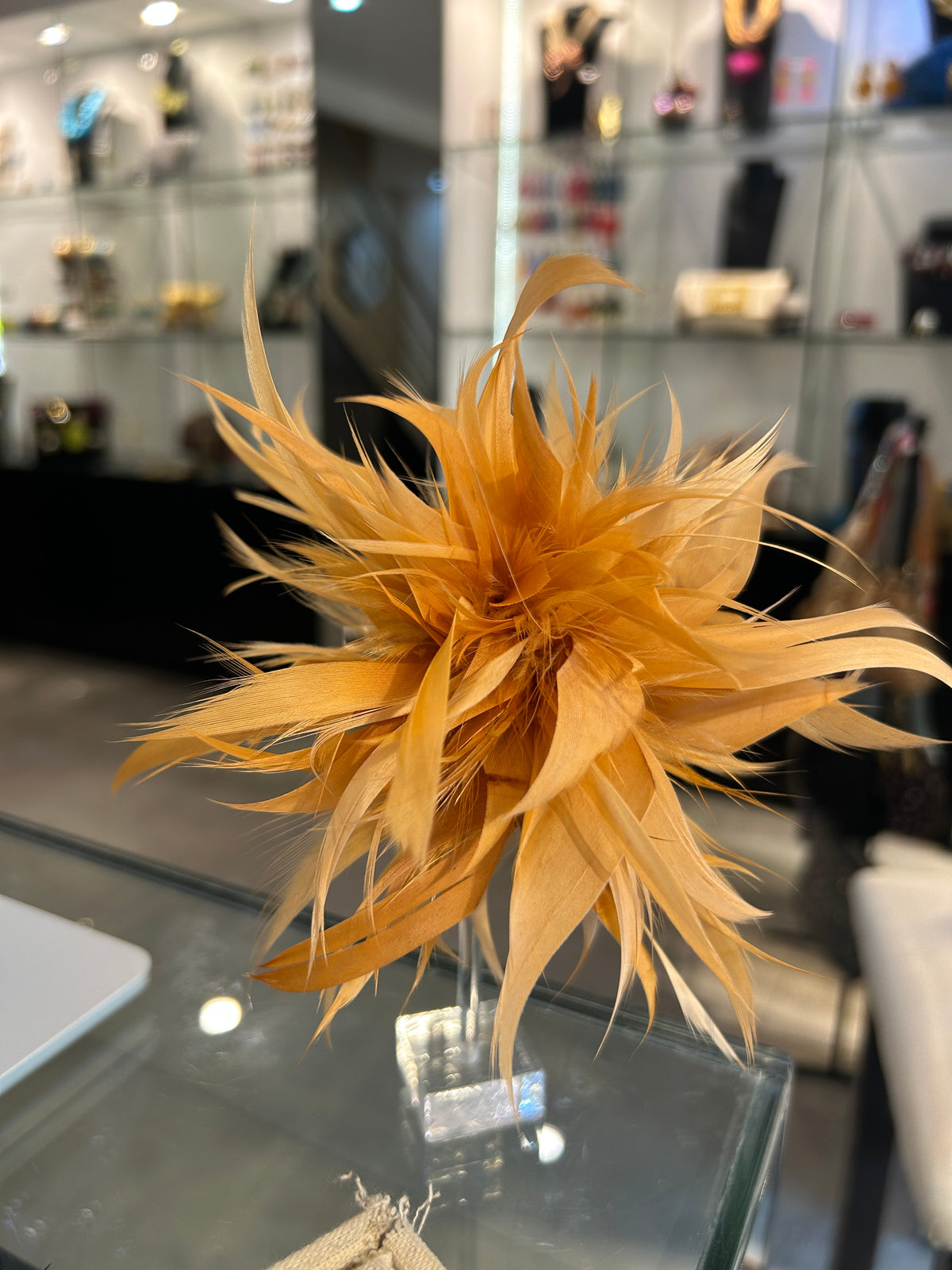 Broche flor de pluma