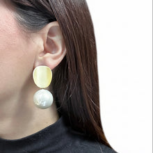 Cargar imagen en el visor de la galería, Caravanas perla colgante
