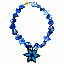 Cargar imagen en el visor de la galería, Collar nacar azul
