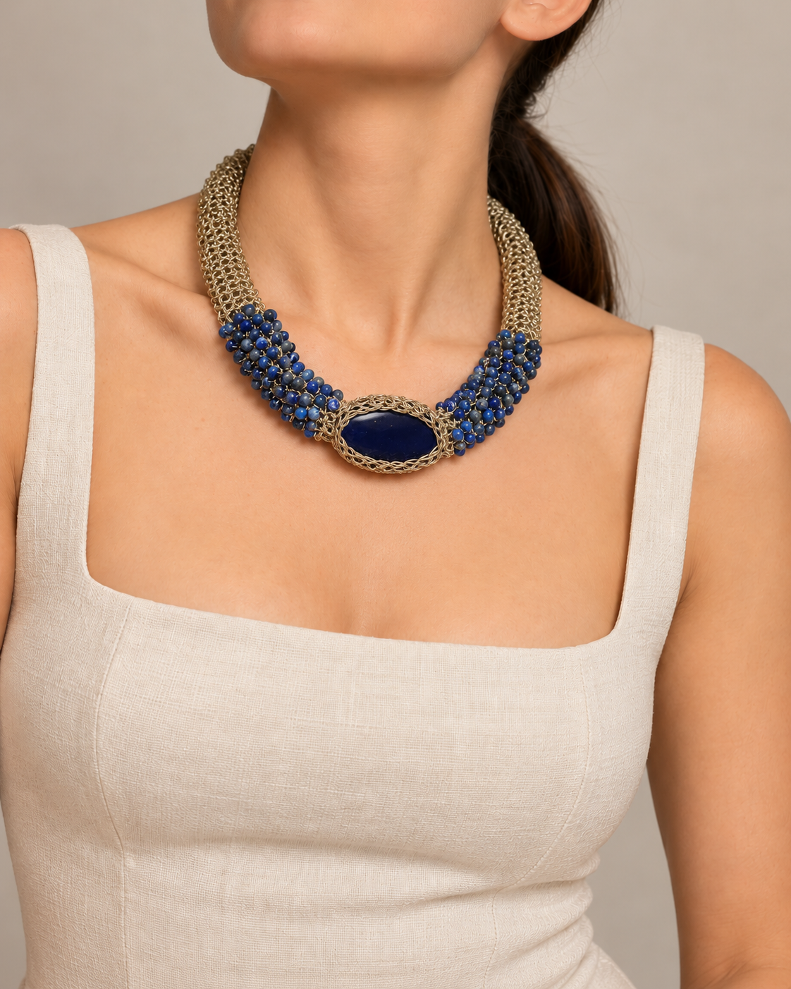 Collar tubular bordado azul