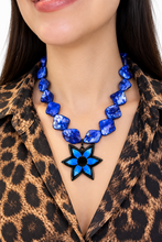 Cargar imagen en el visor de la galería, Collar azul de nacar
