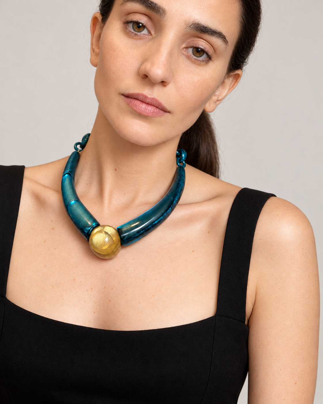 collar azul marino