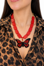 Cargar imagen en el visor de la galería, Collar rojo con mariposa
