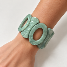 Cargar imagen en el visor de la galería, Pulsera óvalos de resina
